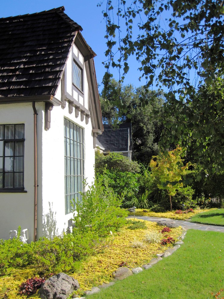 Kleines, Zweistöckiges Klassisches Einfamilienhaus mit Putzfassade, weißer Fassadenfarbe, Halbwalmdach und Schindeldach in San Francisco