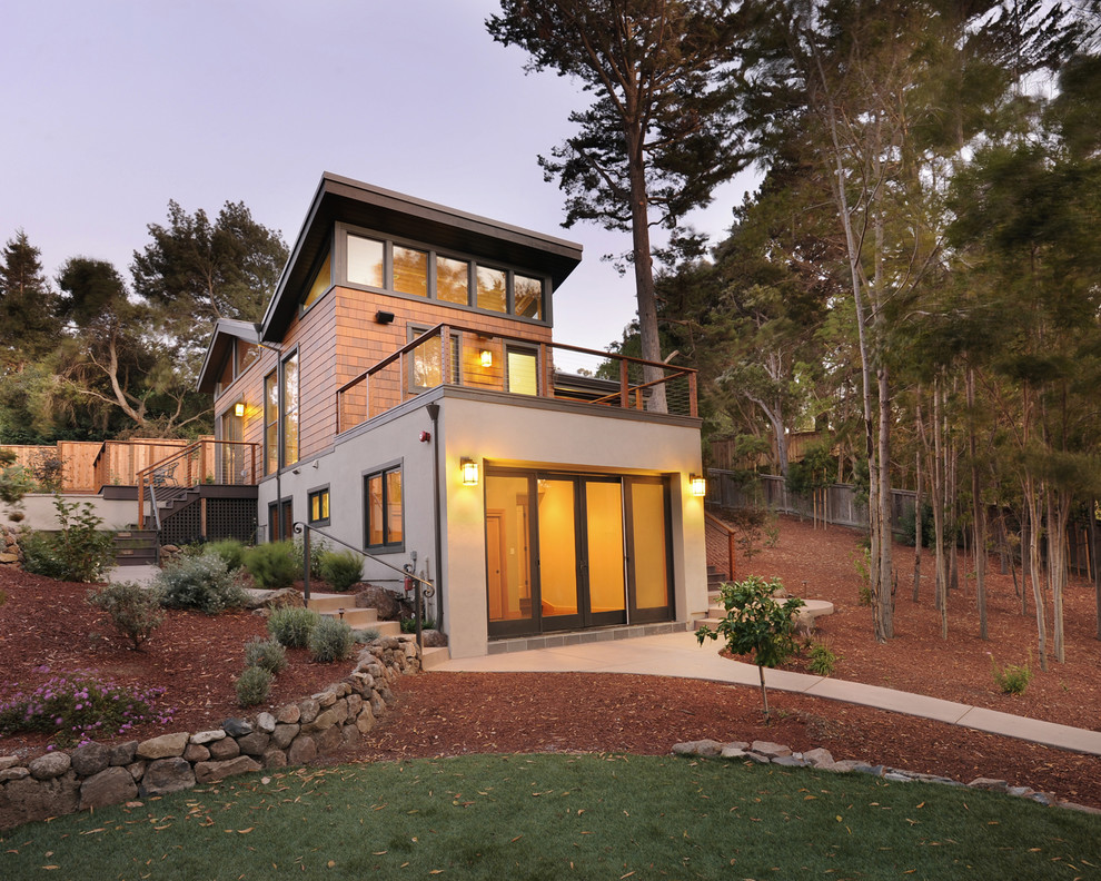 Foto de fachada de casa marrón actual de tamaño medio de dos plantas con revestimientos combinados y tejado de un solo tendido