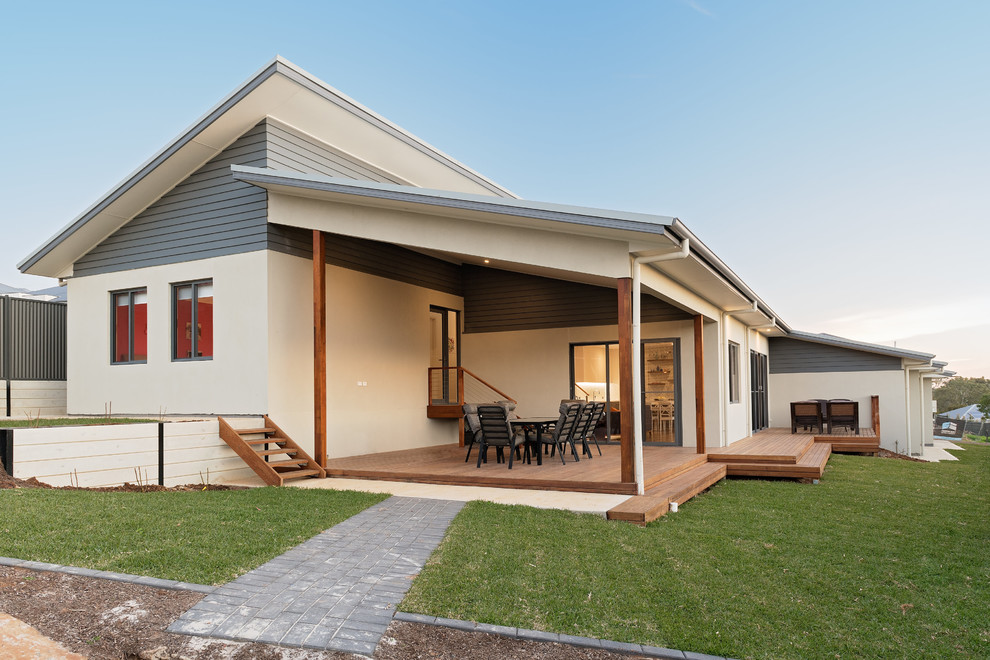 Стильный дизайн: большой, серый частный загородный дом в современном стиле с разными уровнями, комбинированной облицовкой, плоской крышей и металлической крышей - последний тренд