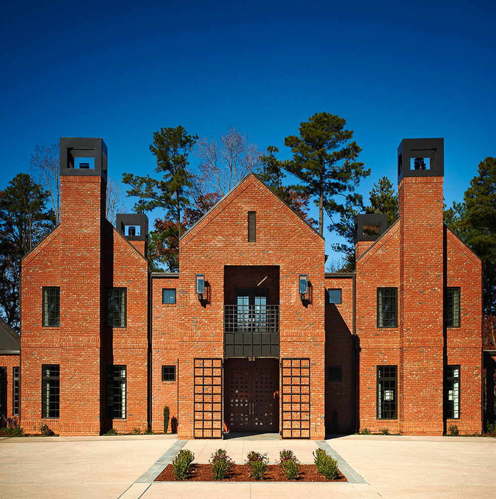 Diseño de fachada roja clásica renovada extra grande de tres plantas con revestimiento de ladrillo
