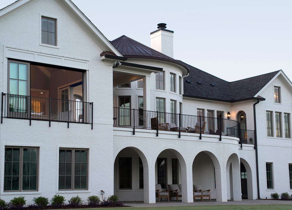 Großes, Zweistöckiges Eklektisches Einfamilienhaus mit Backsteinfassade, weißer Fassadenfarbe, Walmdach und Misch-Dachdeckung in Raleigh
