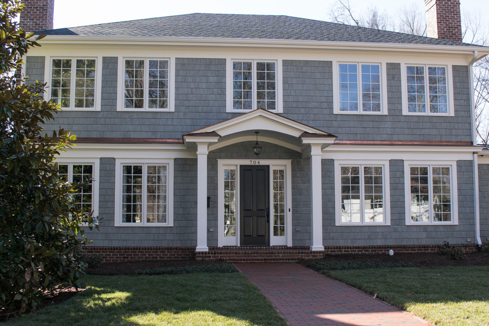 Mittelgroßes, Zweistöckiges Klassisches Einfamilienhaus mit Mix-Fassade, grauer Fassadenfarbe und Schindeldach in Raleigh
