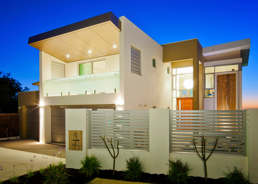 Diseño de fachada beige minimalista grande de dos plantas con revestimiento de ladrillo y tejado plano