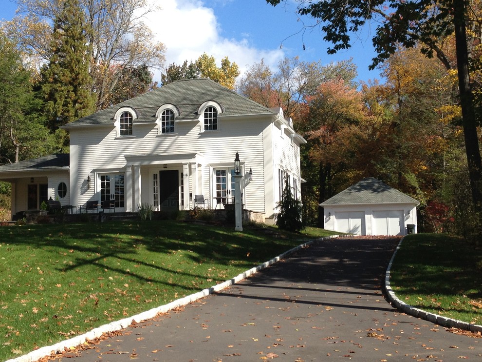 Mittelgroßes, Zweistöckiges Klassisches Einfamilienhaus mit Faserzement-Fassade, weißer Fassadenfarbe, Walmdach und Ziegeldach in Bridgeport