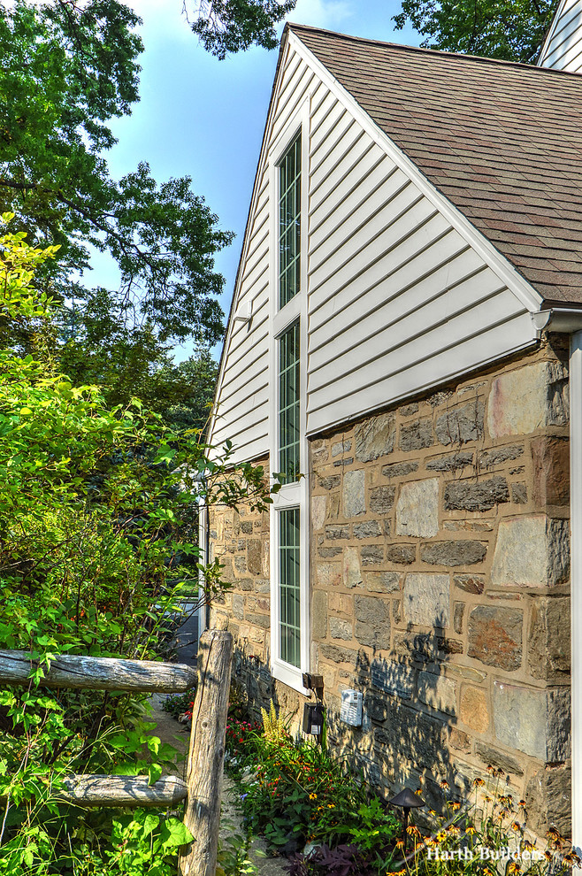 Kleines, Zweistöckiges Landhausstil Haus mit Vinylfassade, weißer Fassadenfarbe und Satteldach in Philadelphia