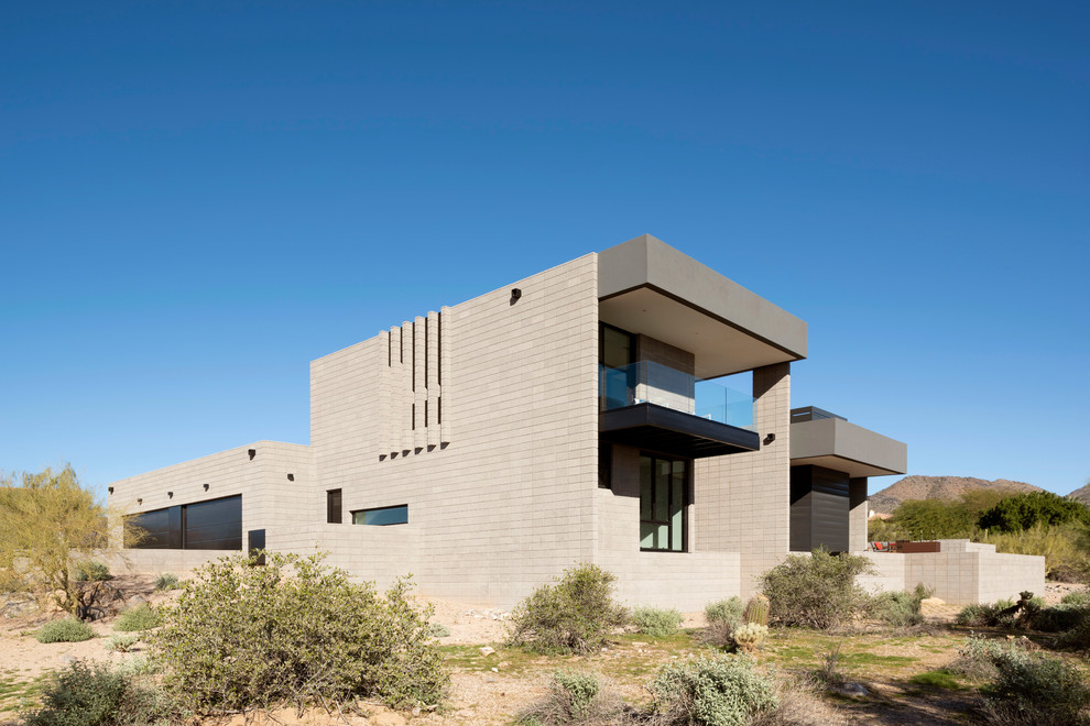 Diseño de fachada de casa beige minimalista de tamaño medio de dos plantas con revestimiento de hormigón y tejado plano