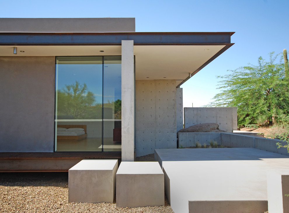Пример оригинального дизайна: одноэтажный дом в стиле модернизм с облицовкой из бетона