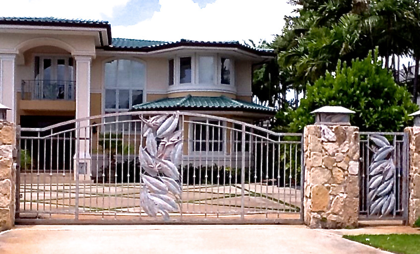 ハワイにある中くらいなトロピカルスタイルのおしゃれな家の外観の写真