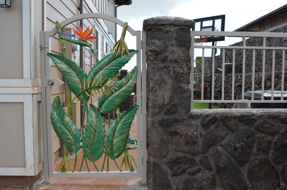 Diseño de fachada beige tropical de tamaño medio de una planta con revestimiento de estuco