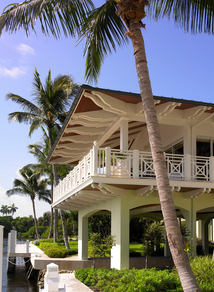 Bild på ett tropiskt hus, med två våningar