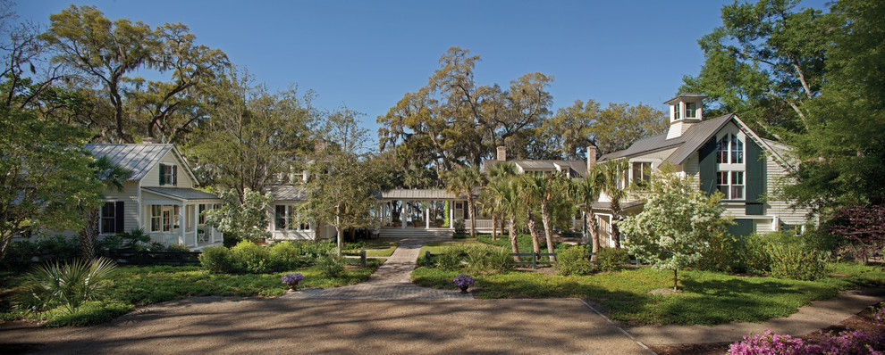 Tropical exterior home idea in Charleston