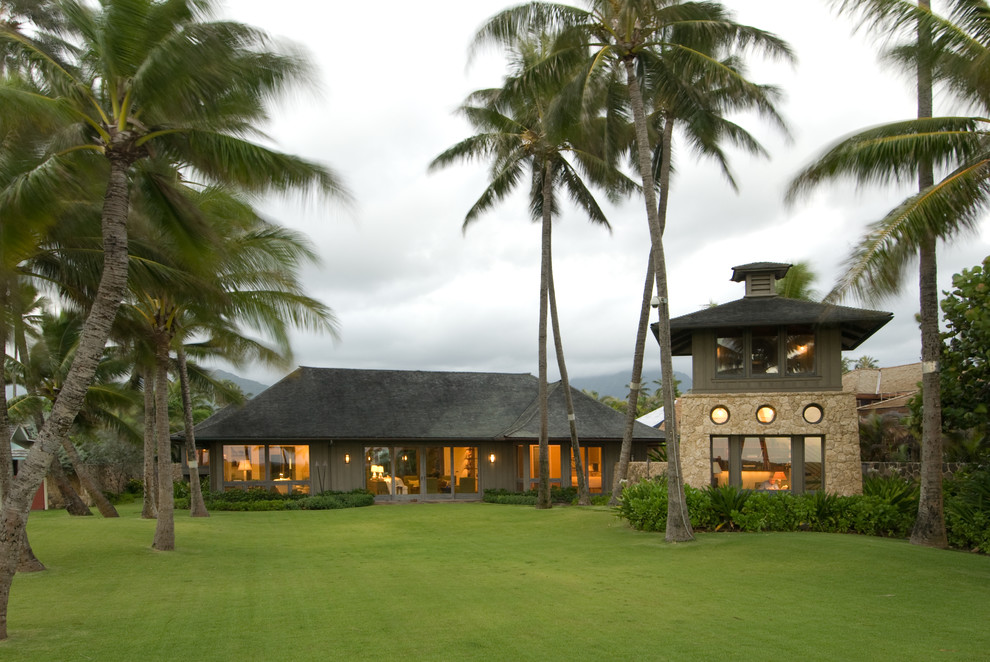 ハワイにあるトロピカルスタイルのおしゃれな家の外観 (石材サイディング) の写真