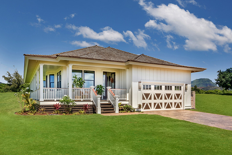 Mittelgroßes, Einstöckiges Haus mit weißer Fassadenfarbe, Walmdach und Schindeldach in Hawaii