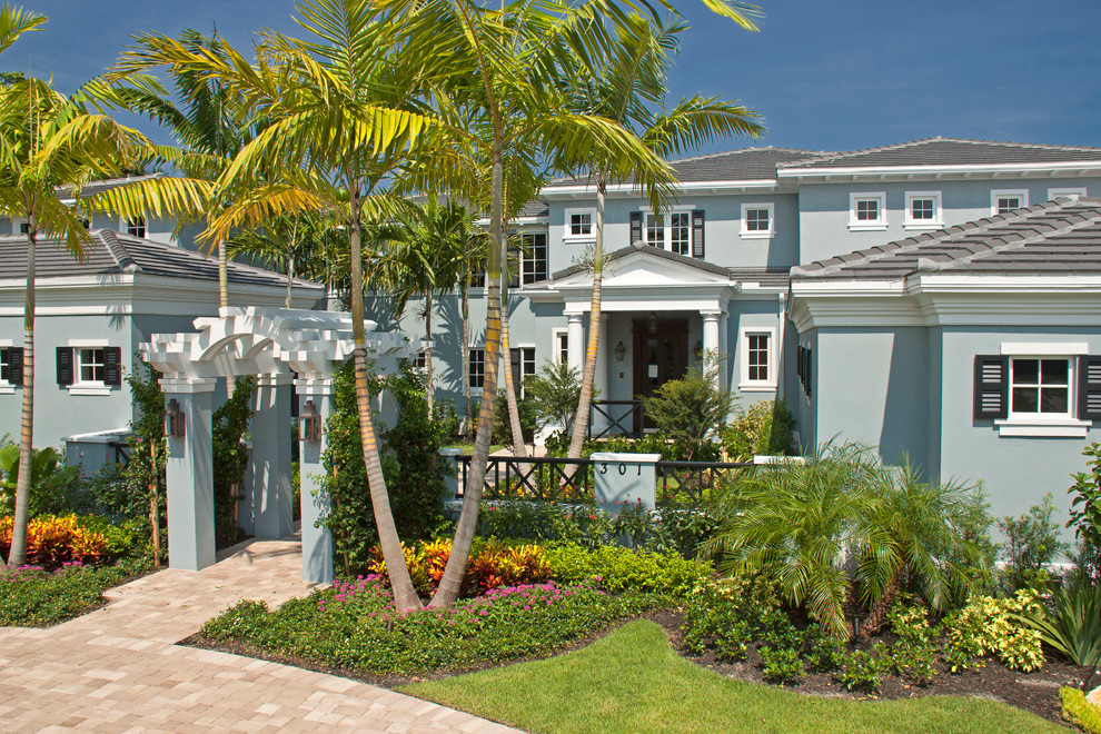 Стильный дизайн: двухэтажный, синий дом в морском стиле - последний тренд
