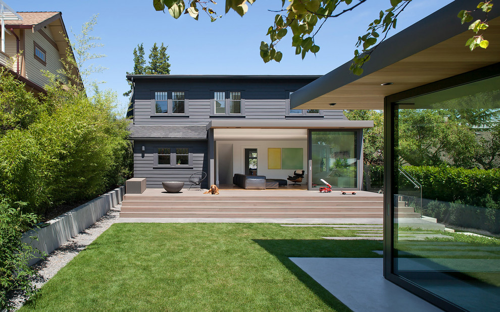 Cette photo montre une façade de maison grise moderne en bois de taille moyenne et à deux étages et plus.