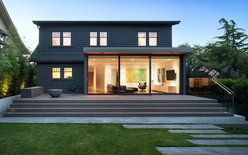 Aménagement d'une façade de maison grise moderne en bois de taille moyenne et à deux étages et plus.