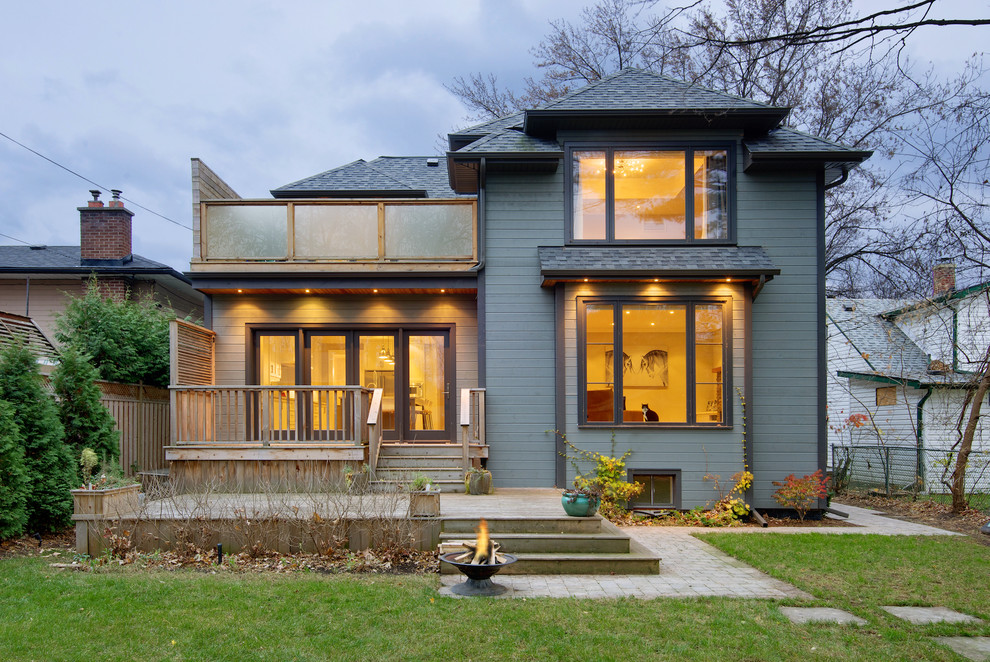Aménagement d'une façade de maison grise contemporaine de taille moyenne et à un étage avec un revêtement mixte.