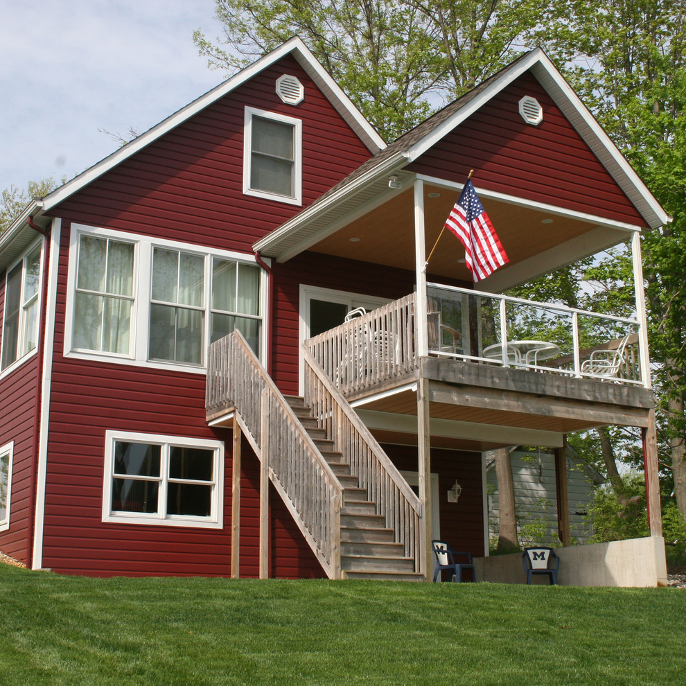 Dreistöckiges Haus mit Metallfassade und roter Fassadenfarbe in Grand Rapids