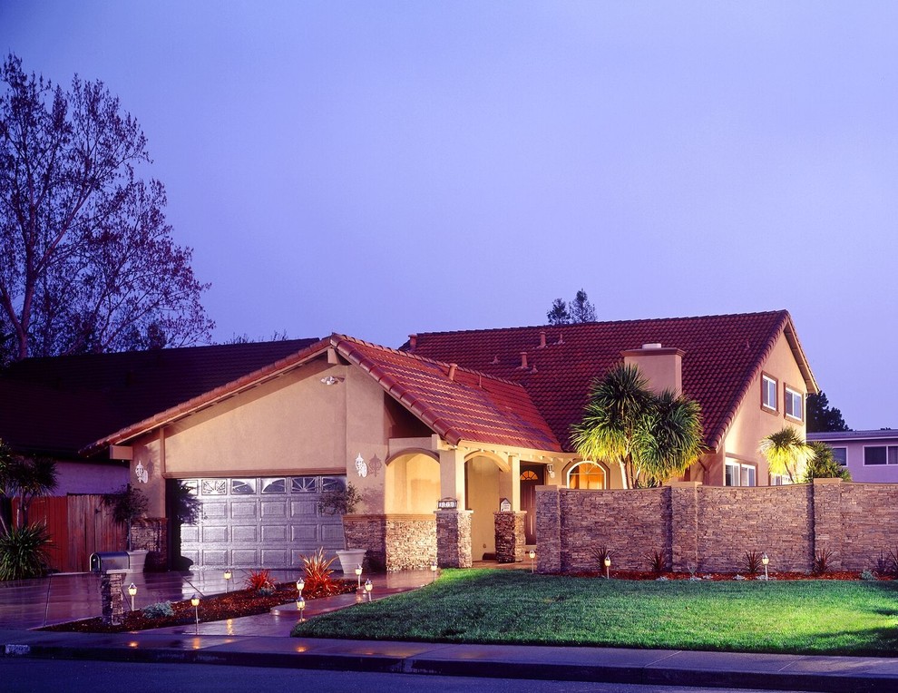 Пример оригинального дизайна: двухэтажный, бежевый дом среднего размера в современном стиле с облицовкой из цементной штукатурки и двускатной крышей