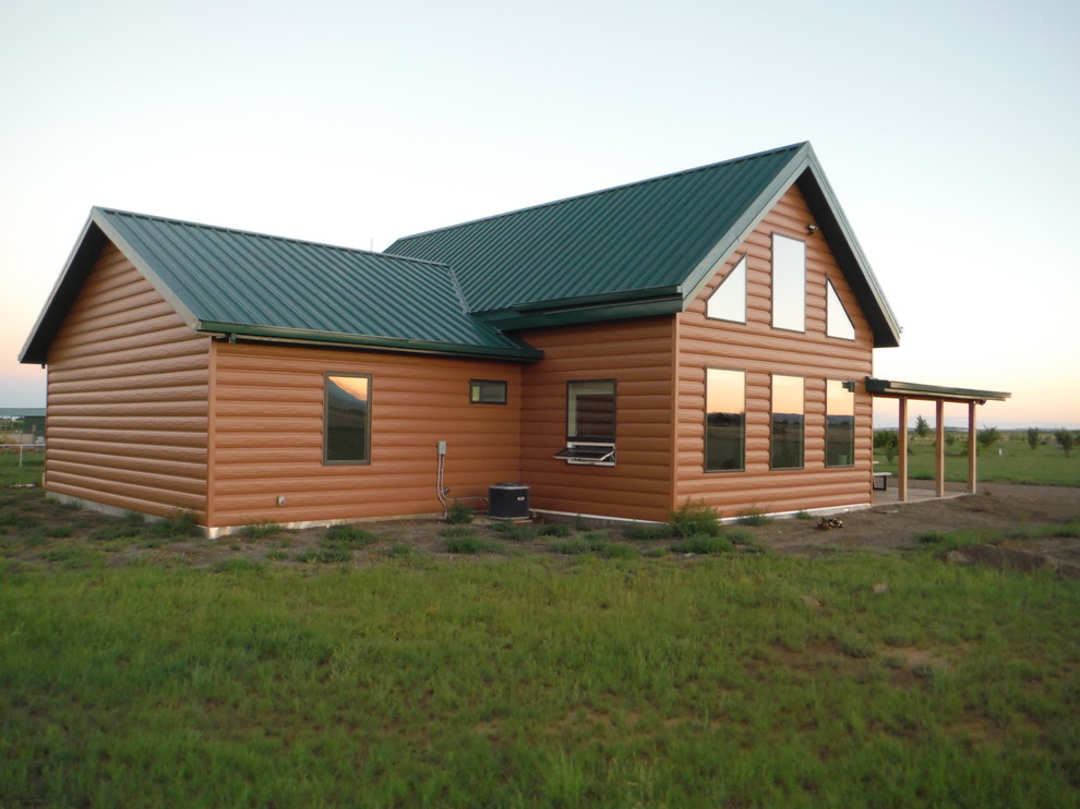 Источник вдохновения для домашнего уюта: одноэтажный, коричневый частный загородный дом среднего размера в стиле рустика с облицовкой из металла, двускатной крышей и металлической крышей