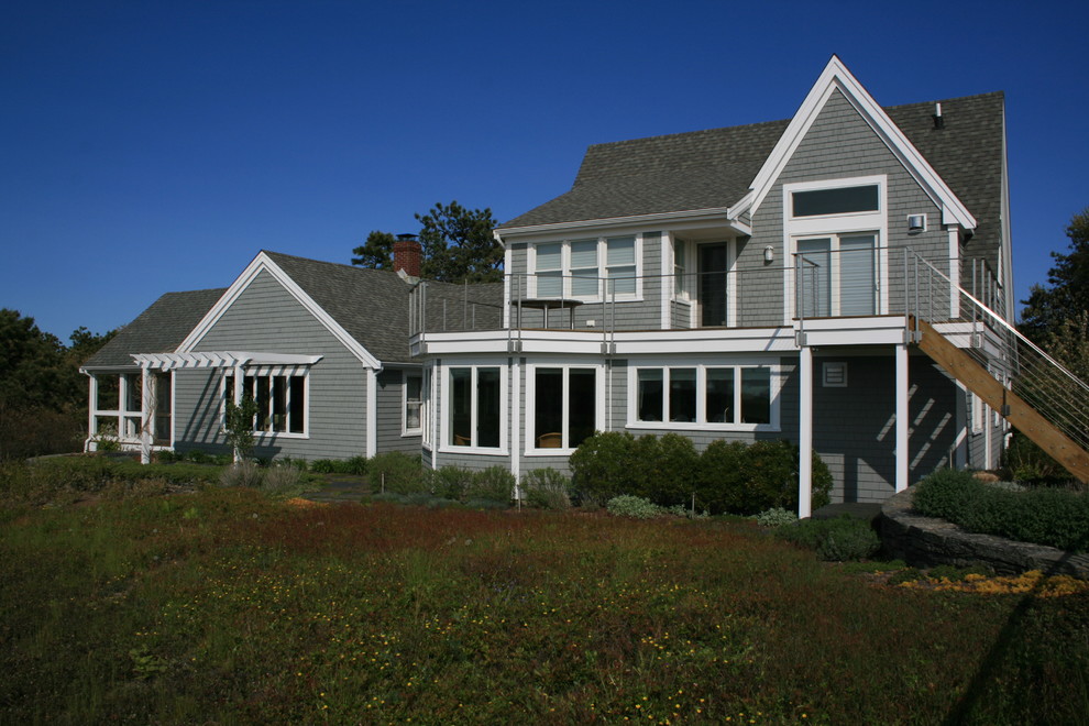 Esempio della facciata di una casa grande grigia stile marinaro a due piani con rivestimento in legno e tetto a capanna