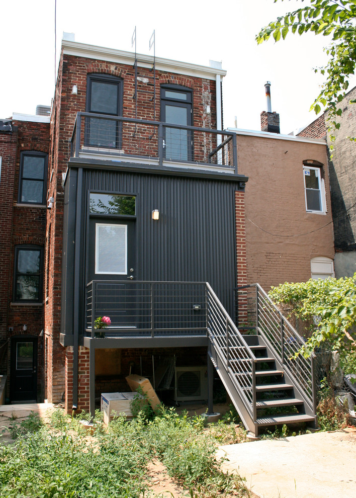 Идея дизайна: кирпичный, маленький, трехэтажный, красный дом в современном стиле с плоской крышей для на участке и в саду