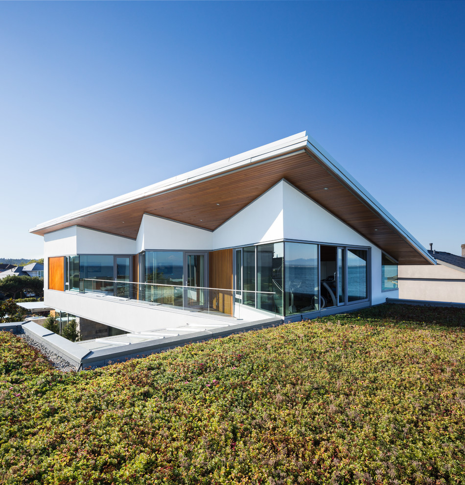 Свежая идея для дизайна: двухэтажный, белый дом среднего размера в современном стиле с комбинированной облицовкой и односкатной крышей - отличное фото интерьера