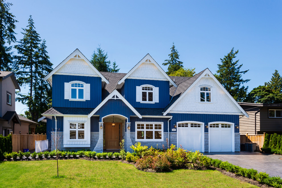 Свежая идея для дизайна: большой, трехэтажный, деревянный, синий частный загородный дом в стиле кантри с двускатной крышей и крышей из гибкой черепицы - отличное фото интерьера