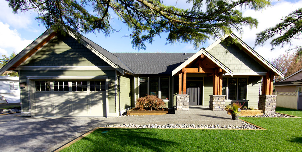 Источник вдохновения для домашнего уюта: одноэтажный, зеленый дом среднего размера в классическом стиле с облицовкой из ЦСП и полувальмовой крышей