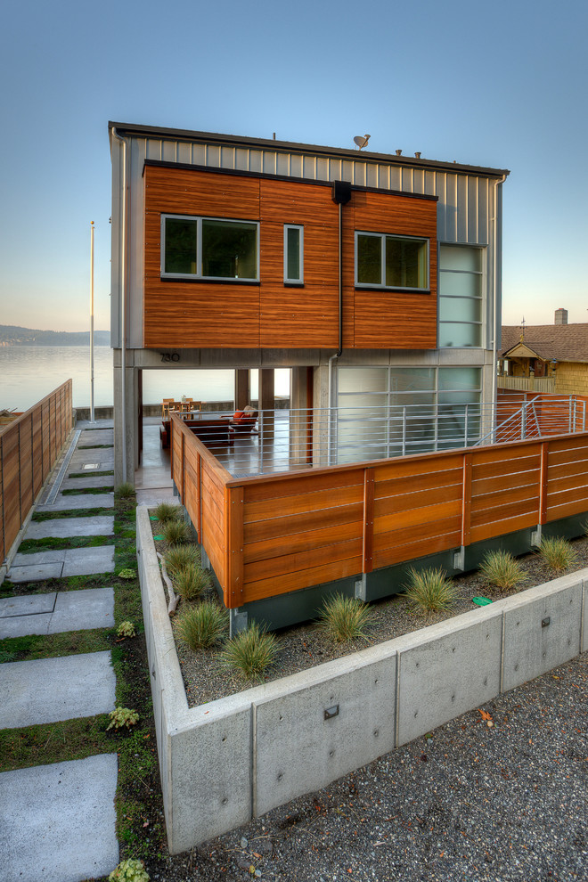 シアトルにあるコンテンポラリースタイルのおしゃれな家の外観 (メタルサイディング) の写真