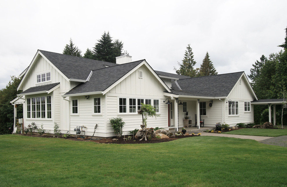 Ispirazione per la villa bianca country a un piano di medie dimensioni con rivestimento in legno, tetto a capanna e copertura a scandole