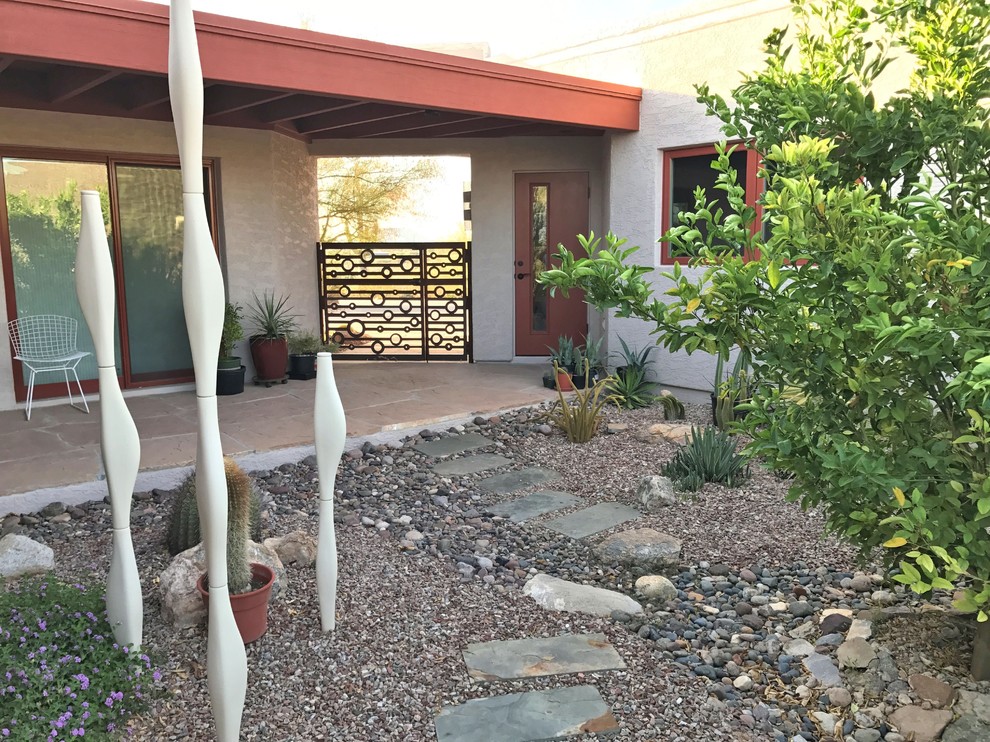 Mittelgroßes, Einstöckiges Modernes Einfamilienhaus mit Putzfassade, beiger Fassadenfarbe und Flachdach in Phoenix