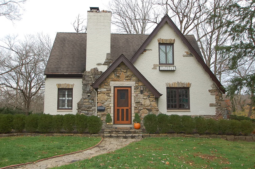 Mittelgroßes, Zweistöckiges Klassisches Einfamilienhaus mit Putzfassade, beiger Fassadenfarbe, Satteldach und Schindeldach in Cincinnati