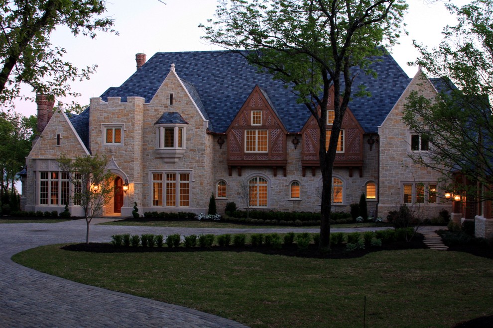 Zweistöckiges, Großes Klassisches Einfamilienhaus mit Steinfassade und beiger Fassadenfarbe in Dallas