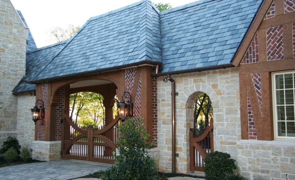 ダラスにあるラグジュアリーなトラディショナルスタイルのおしゃれな家の外観 (石材サイディング) の写真