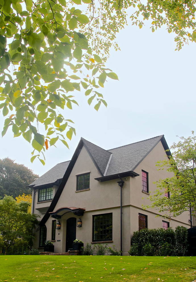 Großes, Zweistöckiges Klassisches Haus mit Putzfassade, beiger Fassadenfarbe und Satteldach in Portland