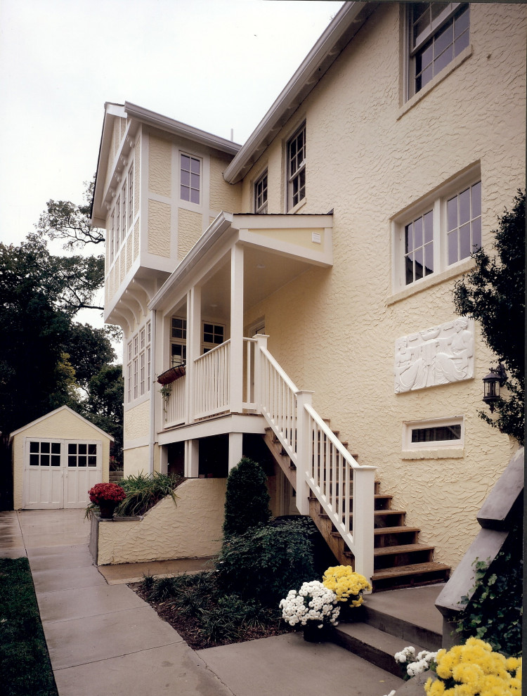 Mittelgroßes, Zweistöckiges Einfamilienhaus mit Putzfassade, beiger Fassadenfarbe, Satteldach und Schindeldach in Washington, D.C.