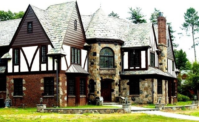 Inspiration for a traditional house exterior in New York.