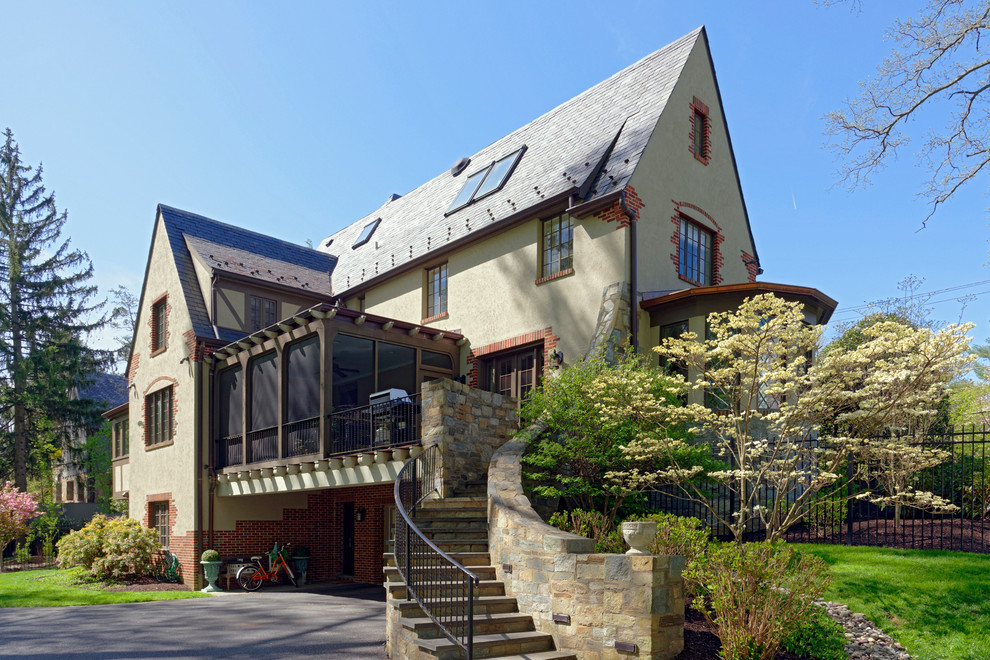 ワシントンD.C.にあるトラディショナルスタイルのおしゃれな家の外観の写真