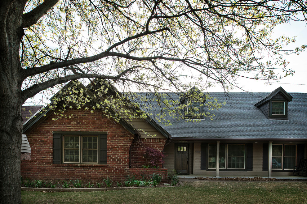 Immagine della facciata di una casa american style a due piani con rivestimento in vinile