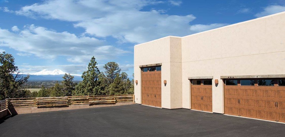 Cette photo montre une façade de maison beige sud-ouest américain en adobe de taille moyenne et à un étage avec un toit plat.