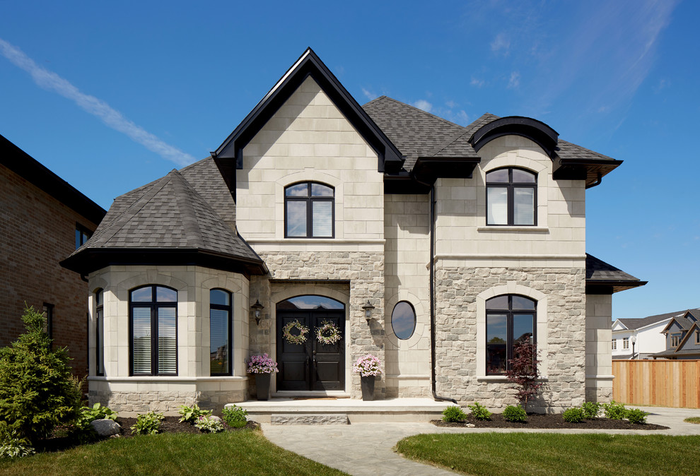 Cette image montre une petite façade de maison blanche victorienne en pierre à un étage avec un toit en shingle.