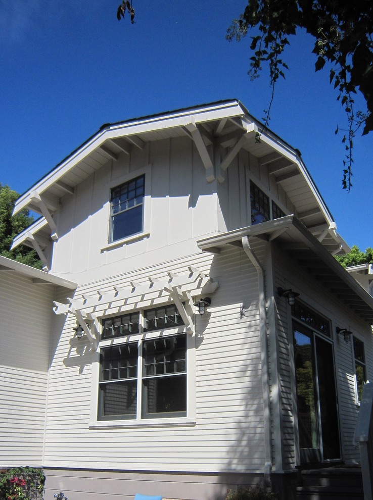 Mittelgroßes, Zweistöckiges Country Haus mit weißer Fassadenfarbe in San Francisco