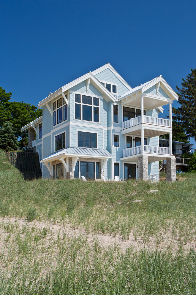 Свежая идея для дизайна: большой, синий, четырехэтажный дом в морском стиле с облицовкой из ЦСП - отличное фото интерьера
