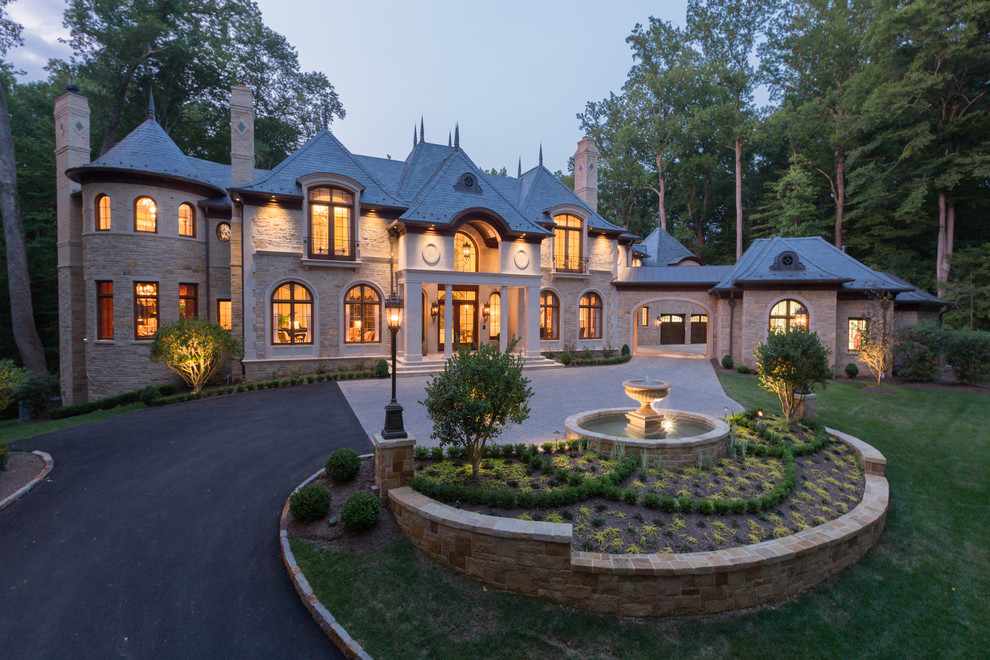 Ispirazione per la facciata di una casa ampia beige classica a due piani con rivestimento in pietra e tetto a padiglione