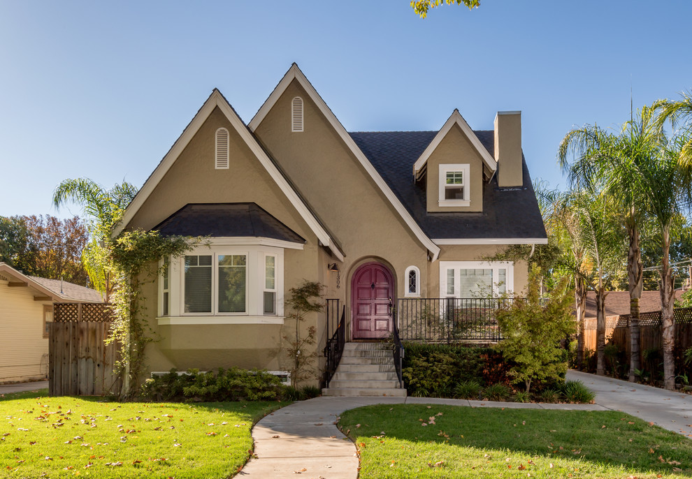 Mittelgroßes, Einstöckiges Klassisches Einfamilienhaus mit Putzfassade, brauner Fassadenfarbe, Mansardendach und Schindeldach in Sacramento