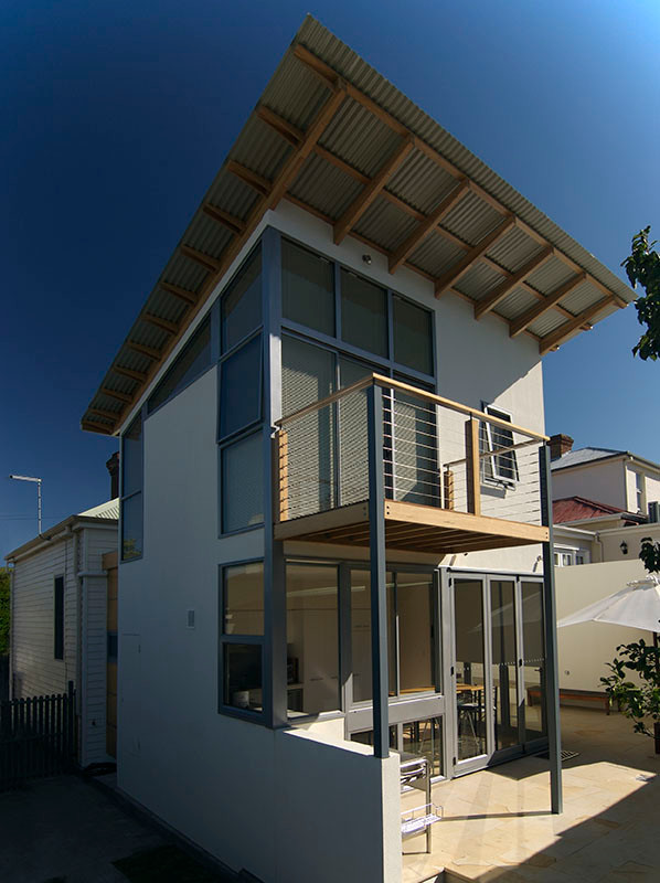 Imagen de fachada blanca contemporánea pequeña de dos plantas con revestimiento de estuco