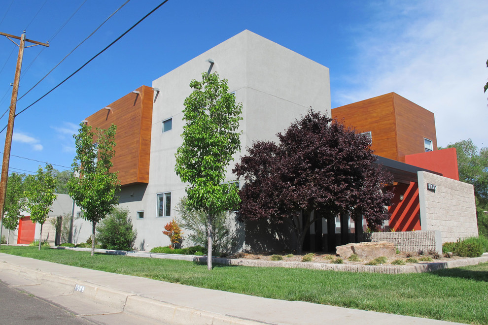 Zweistöckiges, Großes Modernes Haus mit Mix-Fassade, Flachdach und grauer Fassadenfarbe in Albuquerque
