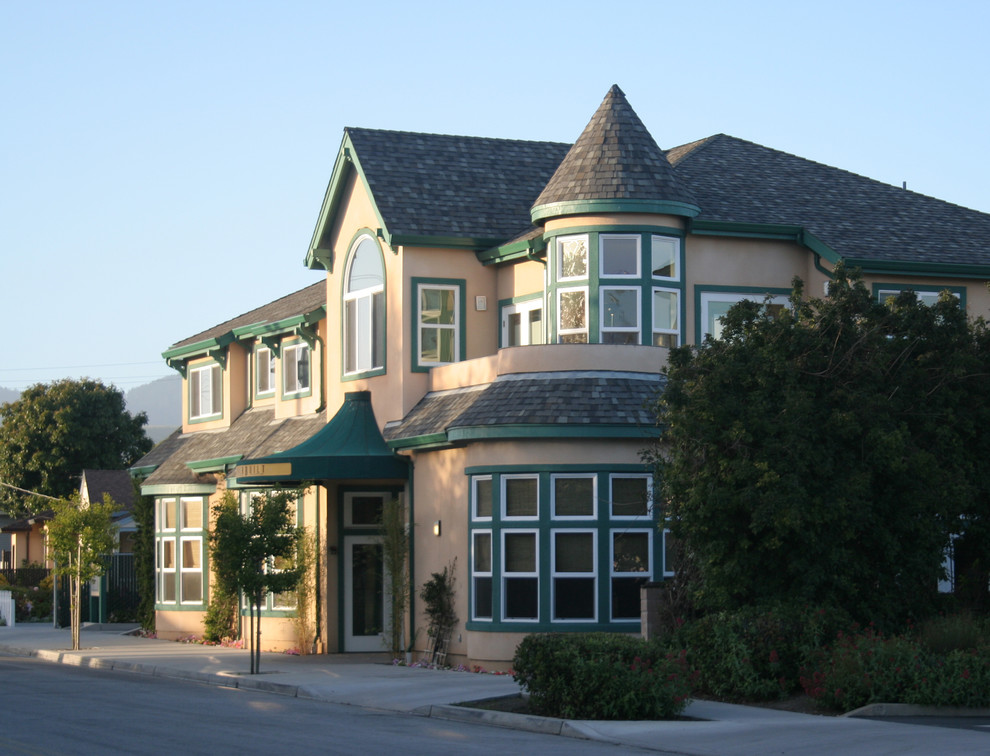 サンフランシスコにある高級なトラディショナルスタイルのおしゃれな家の外観 (漆喰サイディング、アパート・マンション) の写真