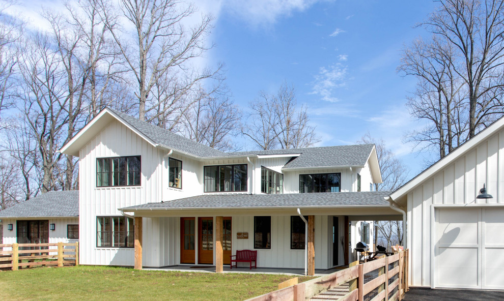Diseño de fachada de casa blanca campestre de tamaño medio de dos plantas con revestimiento de madera, tejado a dos aguas y tejado de teja de madera